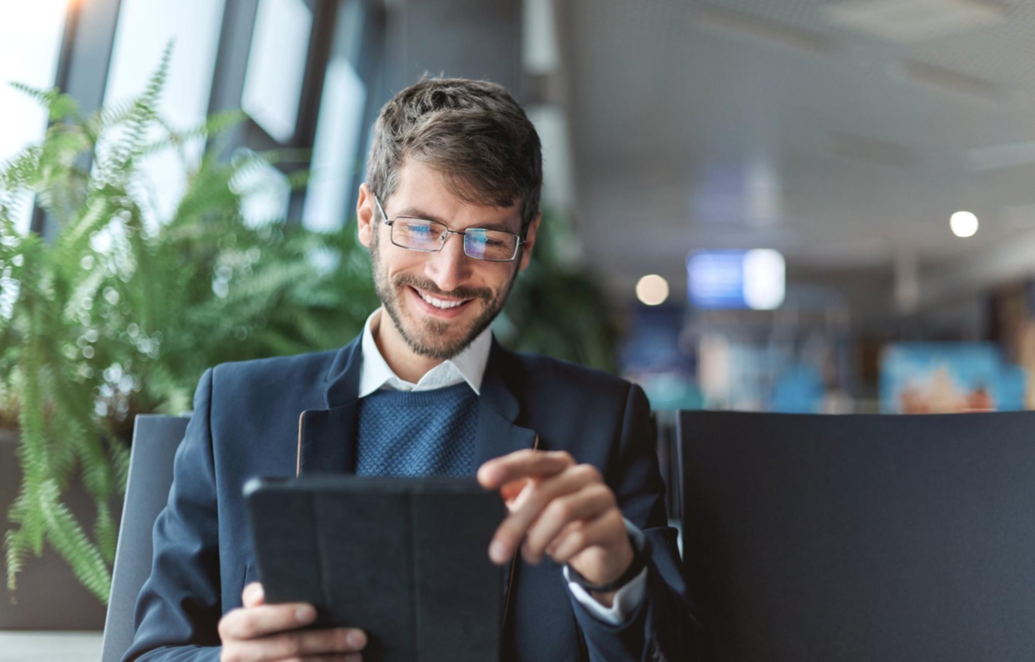 Interface de edición con clips organizados