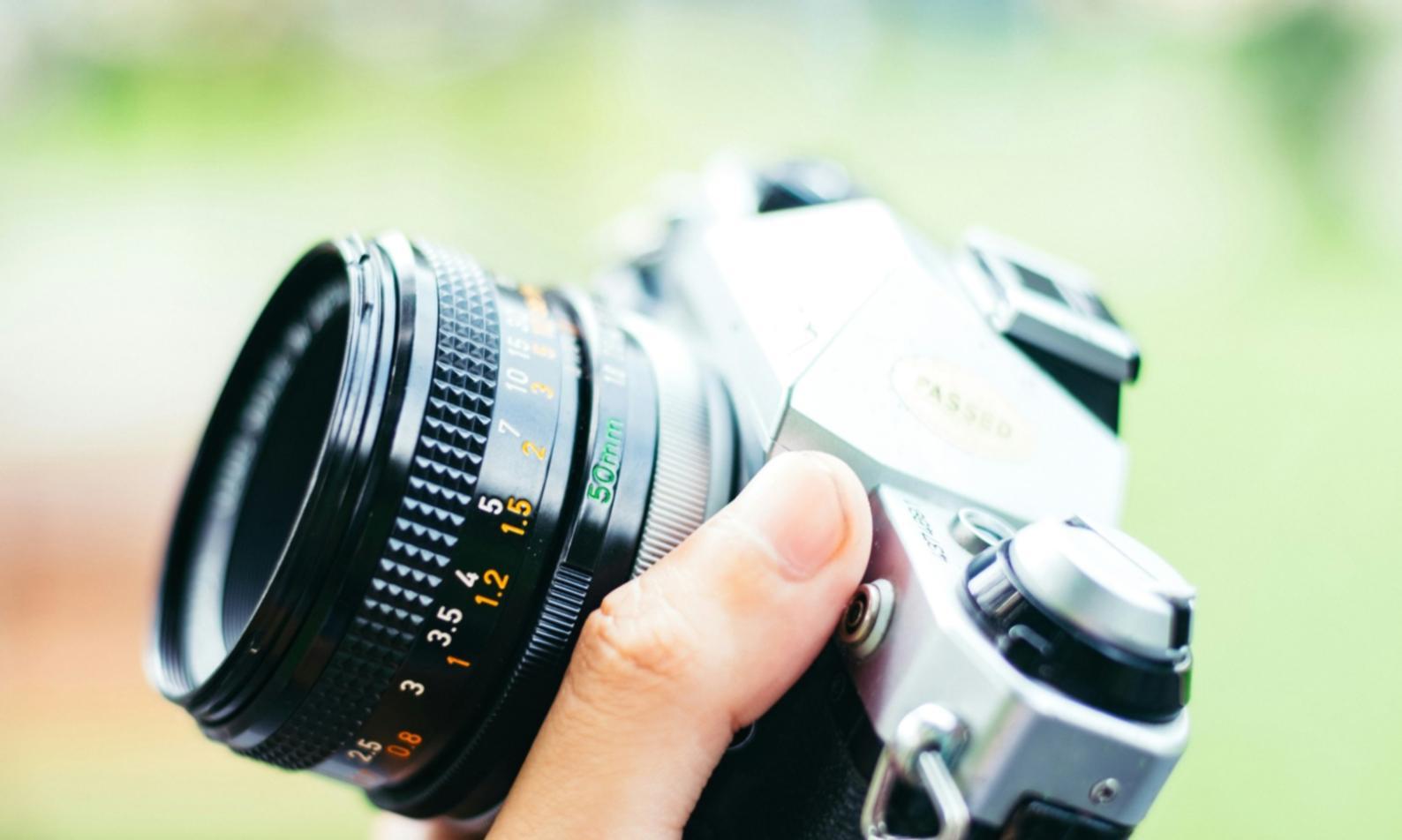 Estudiante trabajando en proyecto de edición narrativa